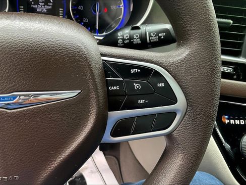 Used 2019 Chrysler Pacifica L FWD image 12