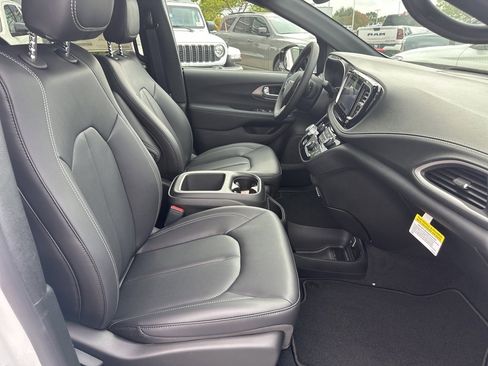 New 2026 Chrysler Pacifica Select image 56