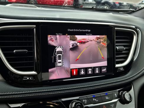 Used 2021 Chrysler Pacifica Touring-L w/ Uconnect Theater Family Group FWD image 44