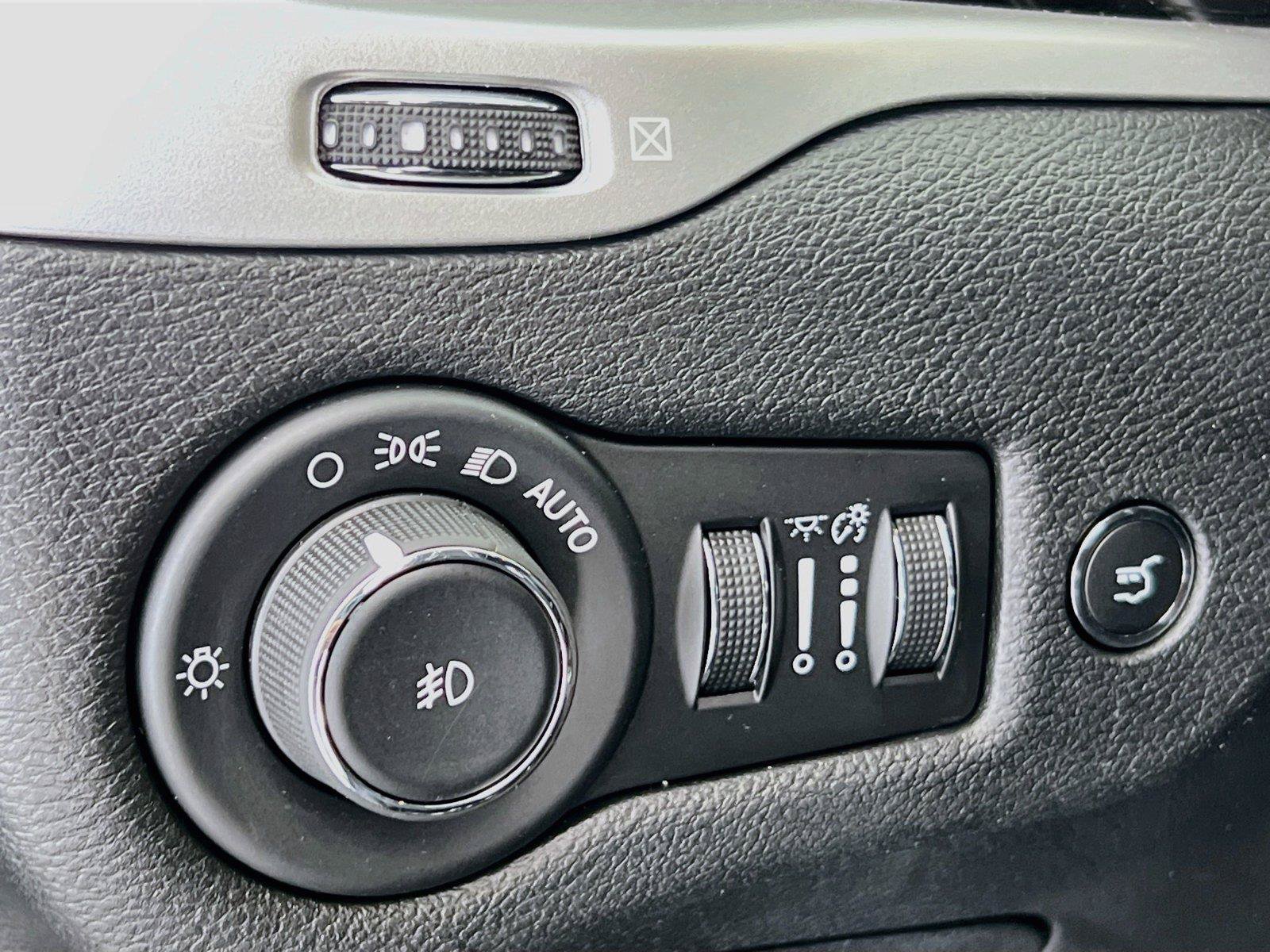 Used 2018 Jeep Cherokee Trailhawk w/ Comfort/Convenience Group AWD/4WD image 14