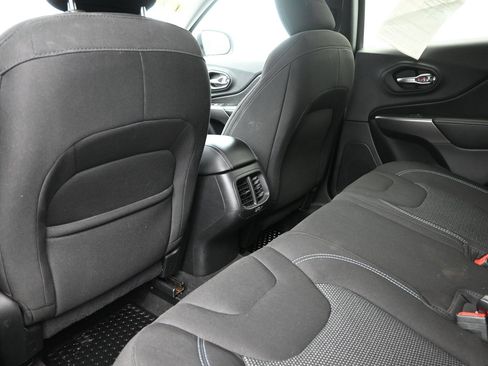 Used 2020 Jeep Cherokee Latitude w/ Cold Weather Group FWD image 21
