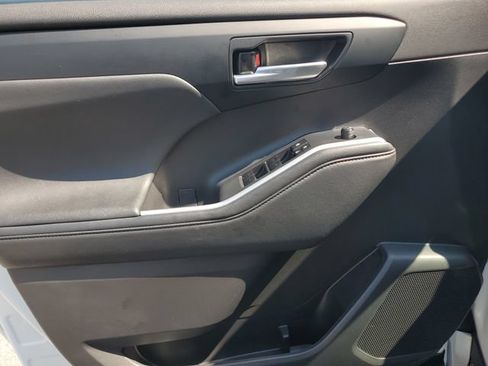Used 2023 Toyota Highlander XLE FWD image 21