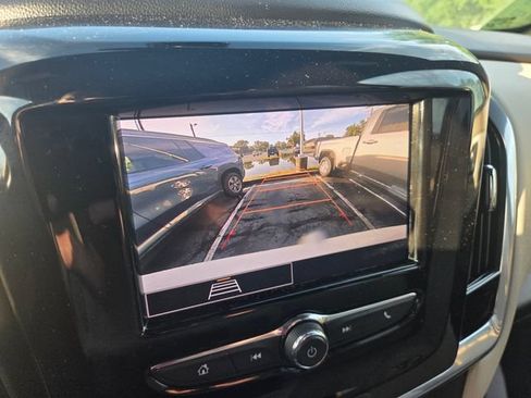 Used 2022 Chevrolet Traverse LS FWD image 15