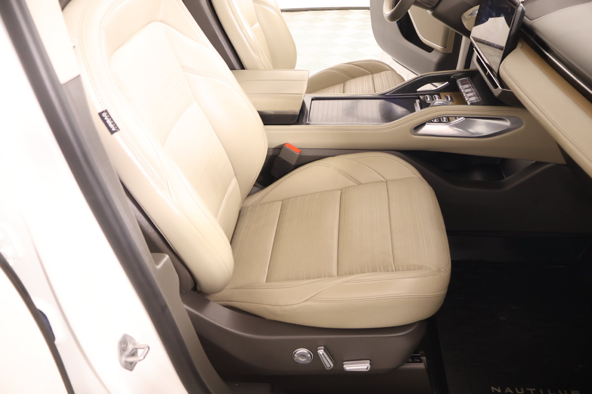 Used 2025 Lincoln Nautilus Reserve w/ Jet Appearance Package AWD/4WD image 15
