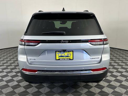 Used 2023 Jeep Grand Cherokee Limited AWD/4WD image 4