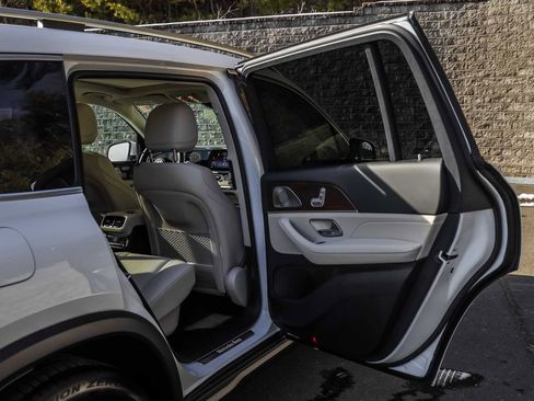 Used 2024 Mercedes-Benz GLS 450 4MATIC image 16