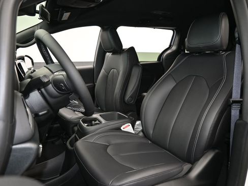 New 2026 Chrysler Voyager LX image 10