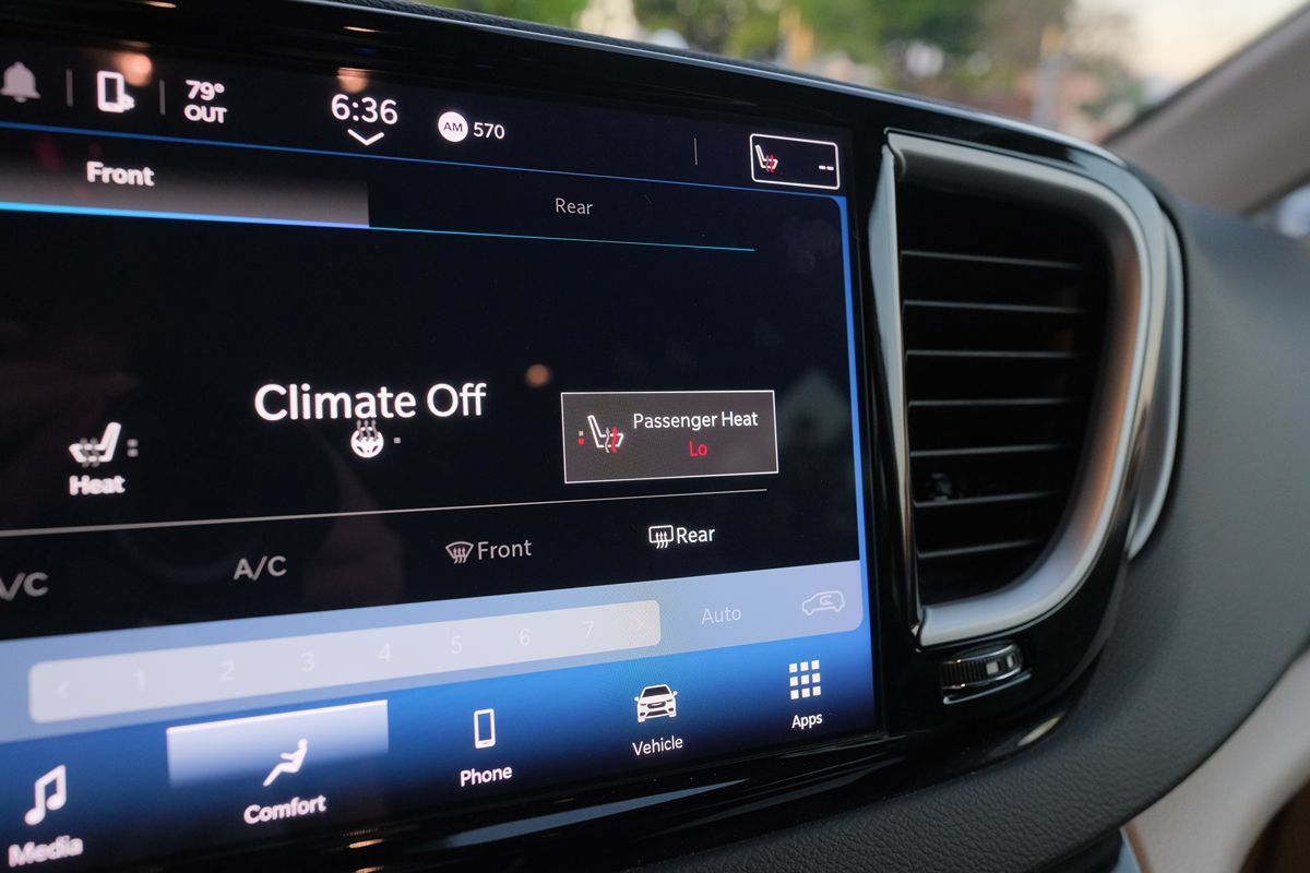Used 2024 Chrysler Pacifica Touring-L FWD image 24