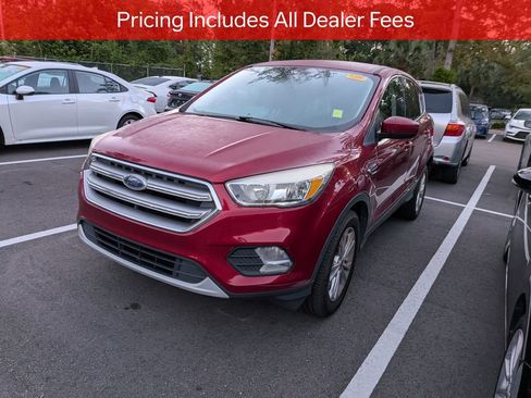 Used 2017 Ford Escape SE w/ SE Cold Weather Package FWD image 3