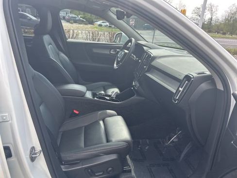 Certified 2025 Volvo XC40 B5 Plus AWD/4WD image 15