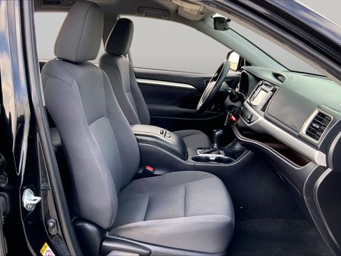 Used 2019 Toyota Highlander LE FWD image 9