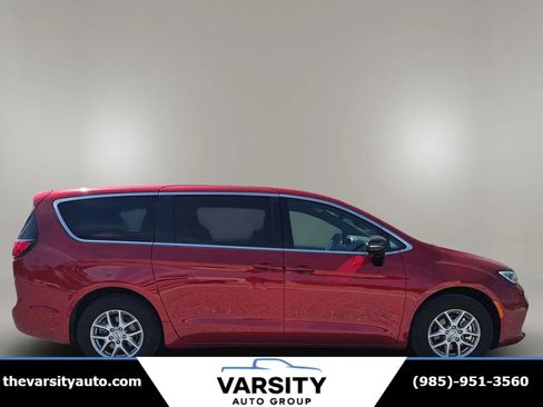 Used 2025 Chrysler Pacifica Select image 9