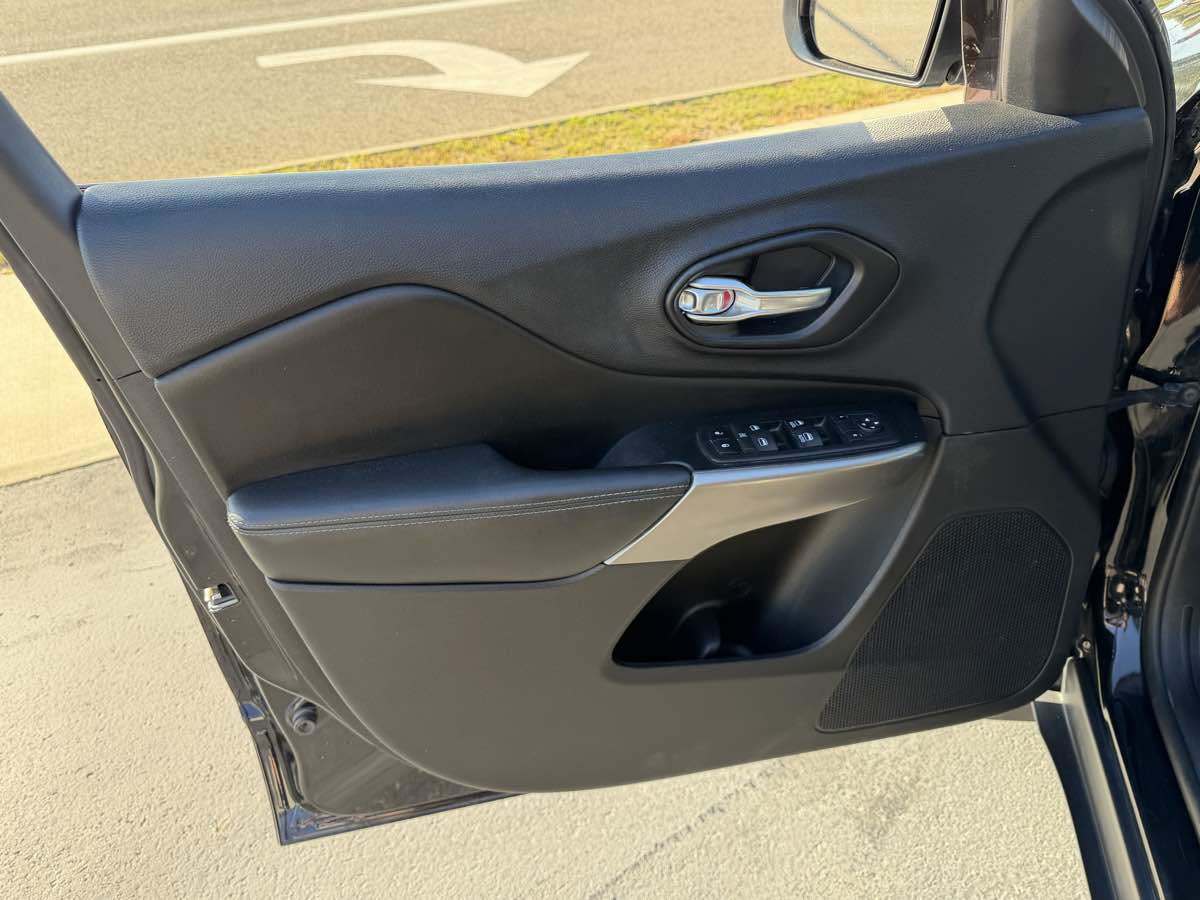 Used 2019 Jeep Cherokee Latitude Plus AWD/4WD image 11
