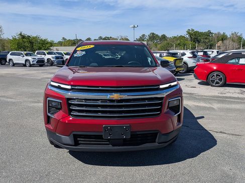 Used 2025 Chevrolet Traverse LT FWD image 9