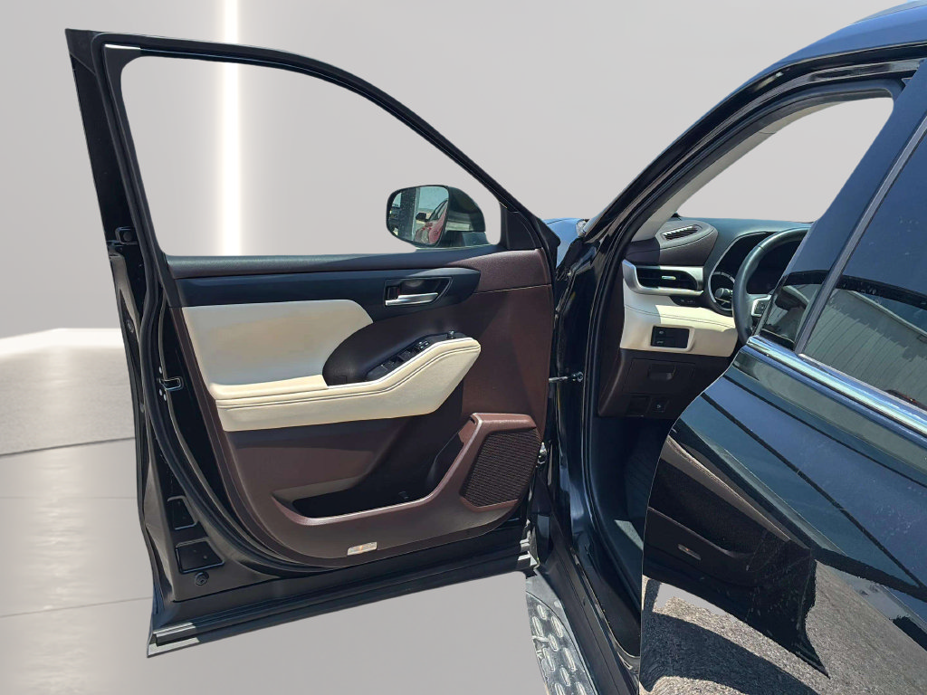 Used 2022 Toyota Highlander XLE FWD image 24