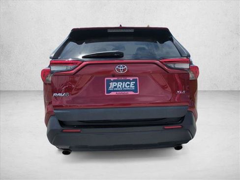 Used 2021 Toyota RAV4 XLE w/ Convenience Package FWD image 7