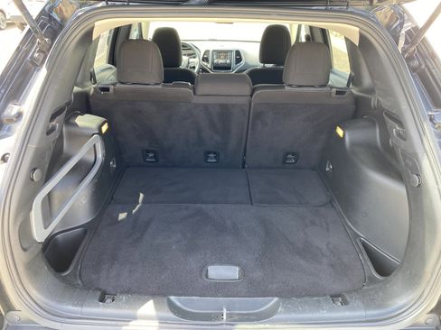 Used 2018 Jeep Cherokee Latitude FWD image 32
