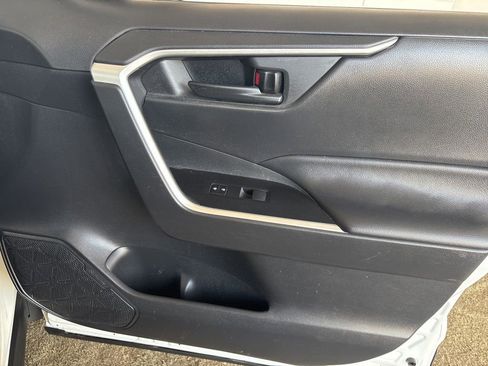 Used 2020 Toyota RAV4 LE FWD image 17