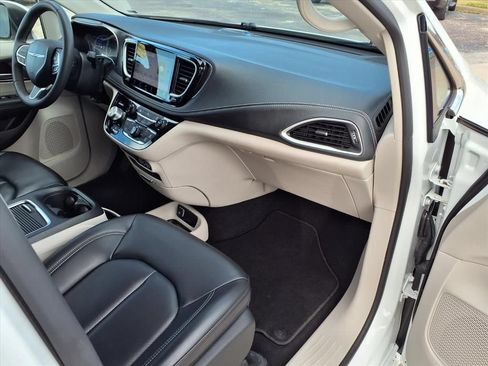 Used 2023 Chrysler Pacifica Touring-L FWD image 10