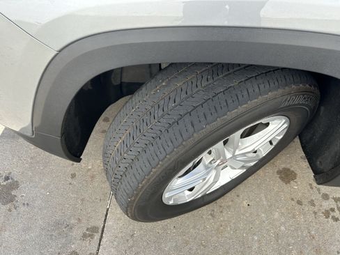Used 2023 GMC Terrain SLE w/ Driver Convenience Package AWD/4WD image 11