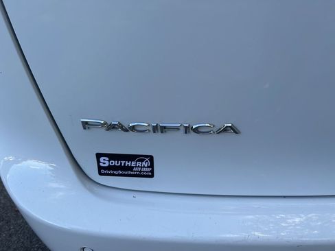 Used 2024 Chrysler Pacifica Touring-L FWD image 10