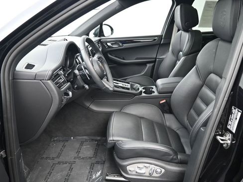 Certified 2025 Porsche Macan image 8