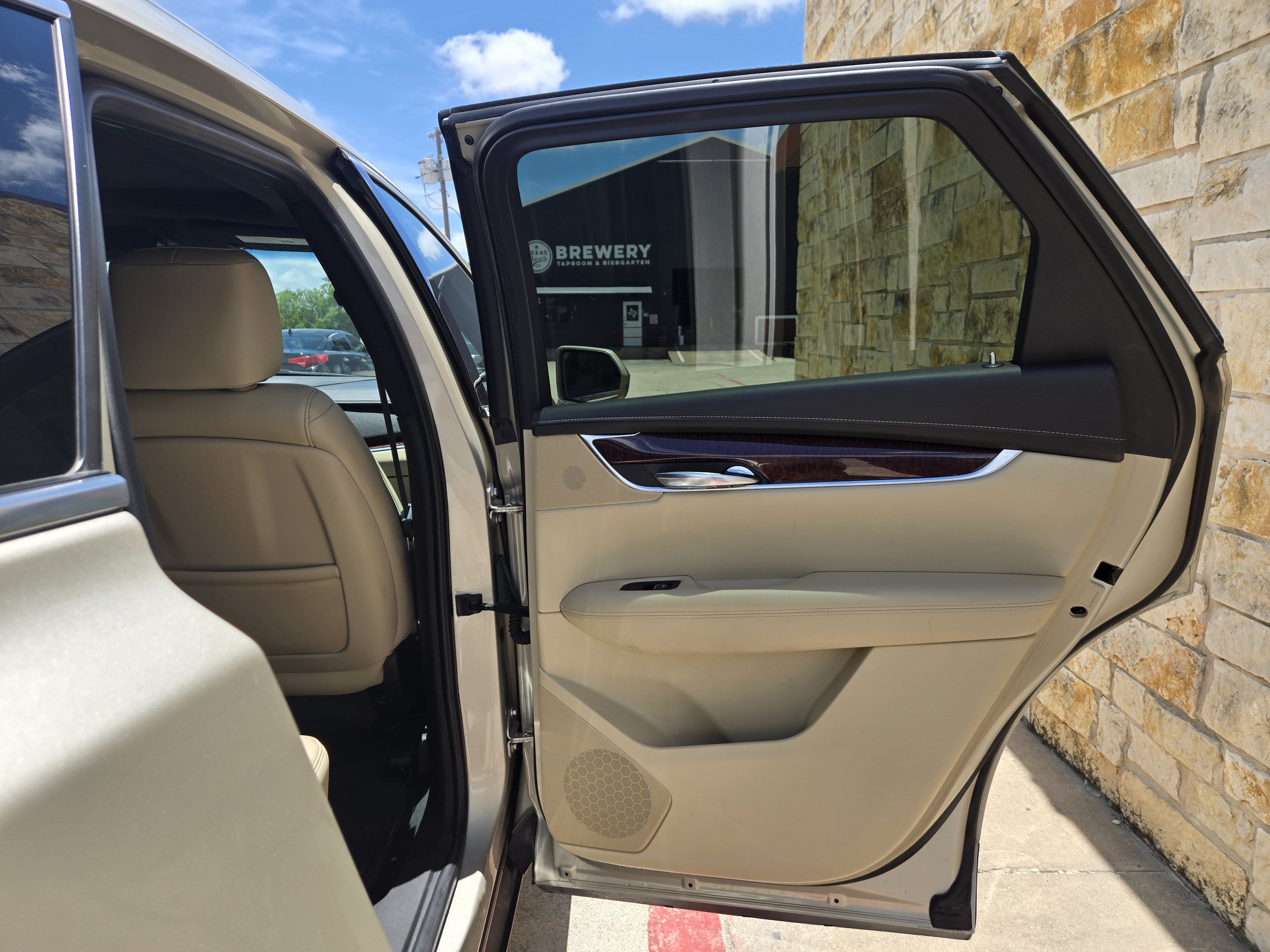 Used 2017 Cadillac XT5 Luxury w/ Driver Awareness Package FWD image 10