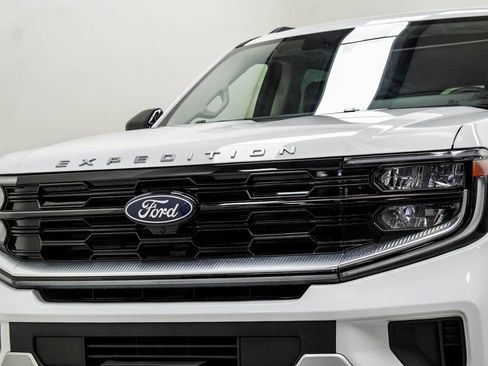 Used 2025 Ford Expedition Platinum AWD/4WD image 2