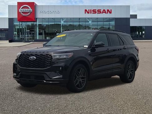 Used 2025 Ford Explorer ST-Line w/ ST-Line Street Pack AWD/4WD image 3