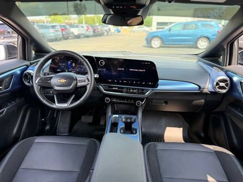 Used 2025 Chevrolet Equinox EV LT FWD image 2