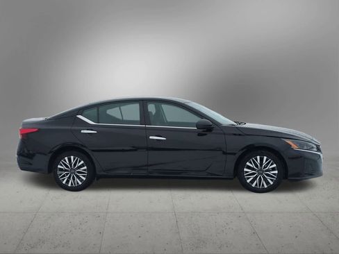 Used 2024 Nissan Altima 2.5 SV image 7