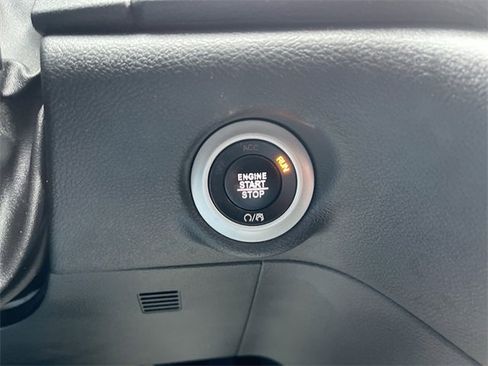 Used 2019 Chrysler Pacifica Touring-L image 16