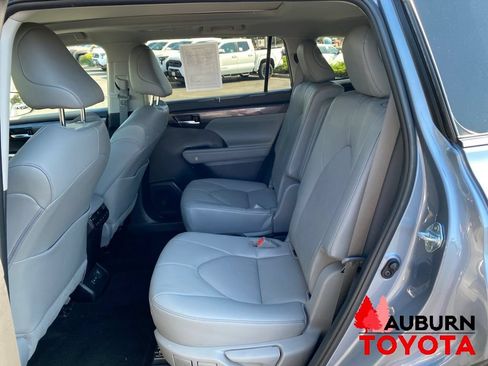 Used 2023 Toyota Highlander Platinum AWD/4WD image 30