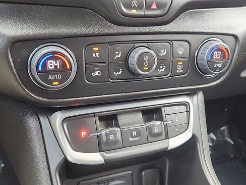 Used 2024 GMC Terrain SLT w/ Infotainment Package II image 17