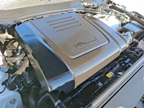 Used 2025 Land Rover Discovery S image 26