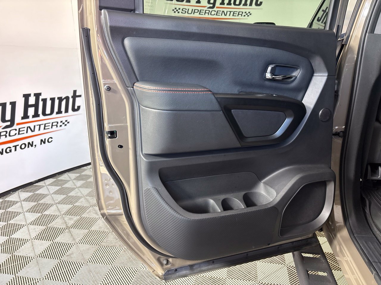 Used 2024 Nissan Titan PRO-4X w/ Pro-4x Convenience Package AWD/4WD image 25