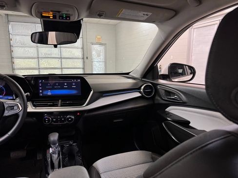 Used 2025 Chevrolet Trax LT w/ LT Convenience Package FWD image 24
