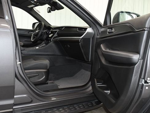 Used 2024 Jeep Grand Cherokee Laredo X image 19