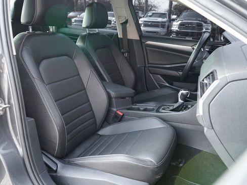 Used 2022 Volkswagen Jetta SE image 39