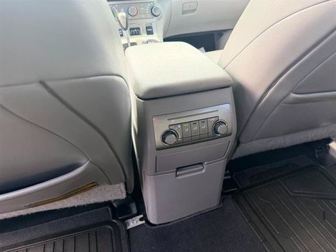 Used 2012 Toyota Highlander SE w/ Tow Pkg AWD/4WD image 12
