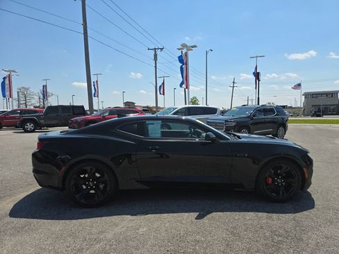Used 2020 Chevrolet Camaro LT w/ Technology Package RWD image 4