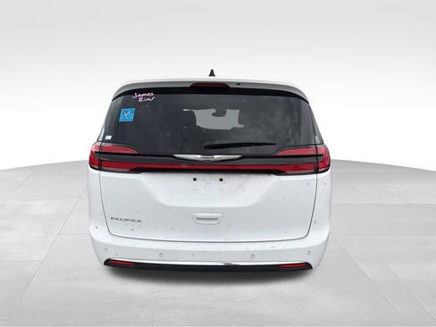 Used 2024 Chrysler Pacifica Touring-L FWD image 5