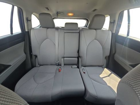 Used 2023 Toyota Highlander LE FWD image 11