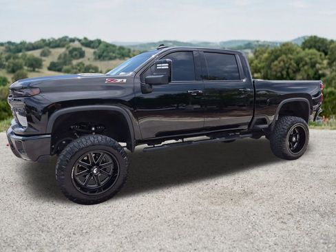 Used 2024 Chevrolet Silverado 2500 LT AWD/4WD image 4
