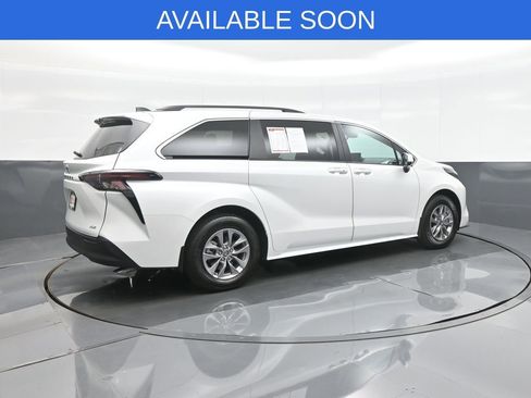 Used 2026 Toyota Sienna XLE FWD image 7