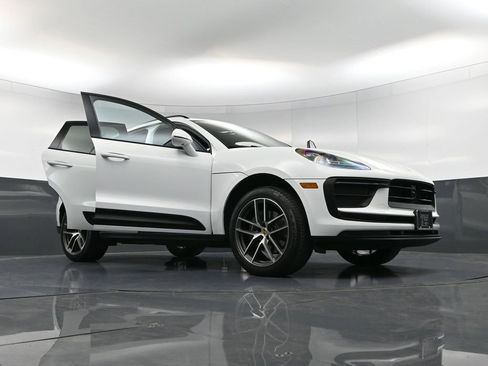Certified 2025 Porsche Macan image 38