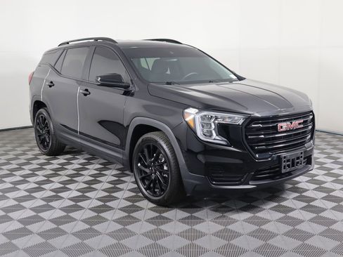 Used 2023 GMC Terrain SLE w/ Driver Convenience Package image 3