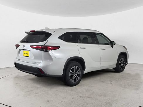 Used 2022 Toyota Highlander XLE AWD/4WD image 5