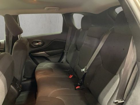 Used 2019 Jeep Cherokee Latitude w/ Popular Appearance Group image 20