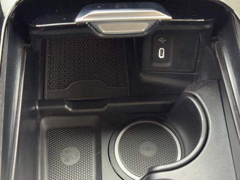 Used 2025 Mercedes-Benz GLC 300 4MATIC image 38